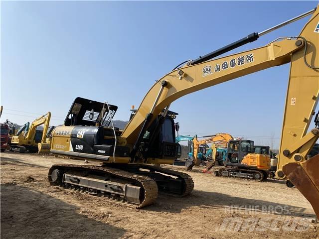 CAT 326D Гусеничні екскаватори
