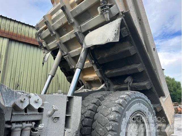 Komatsu HD605-7 Кар`єрні самоскиди