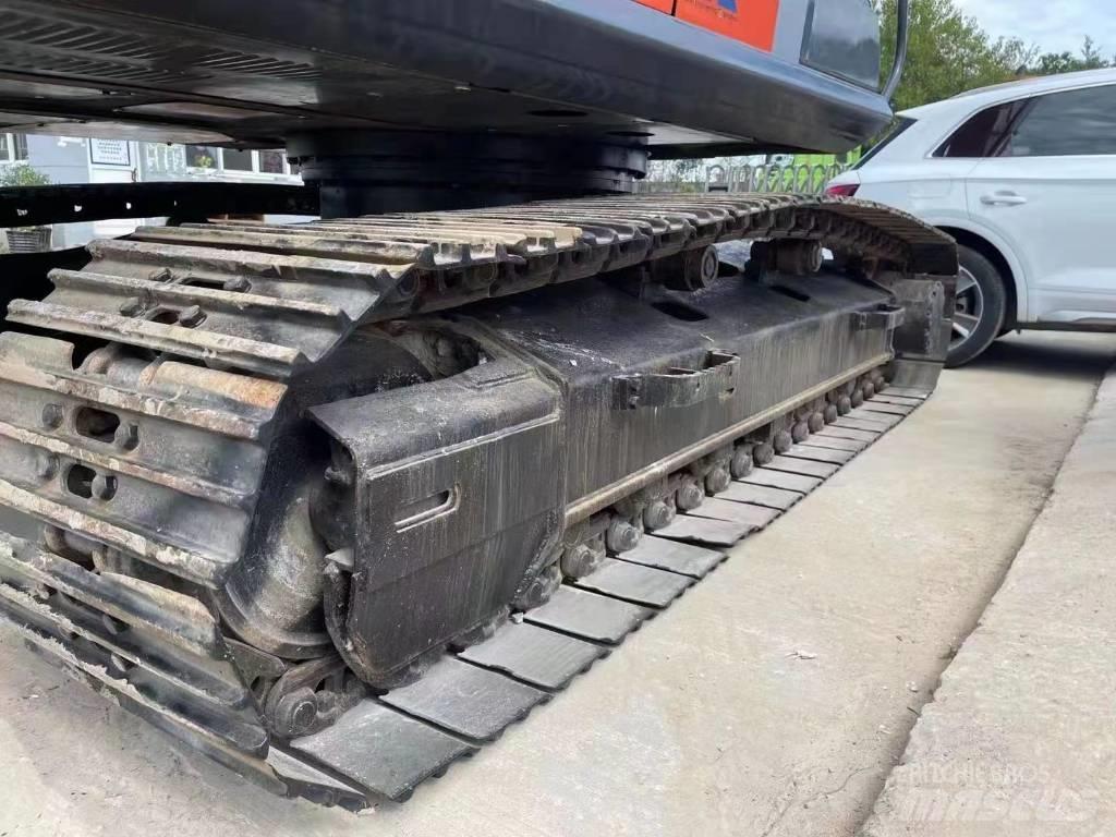 Hitachi ZX200 Гусеничні екскаватори