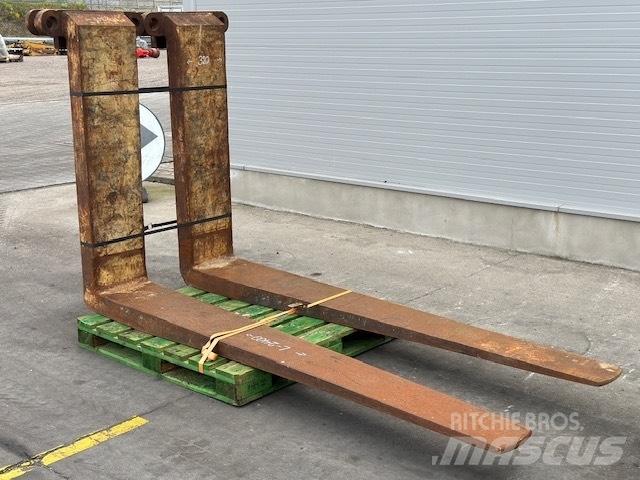 CAT 25-30 ton /988 Вили