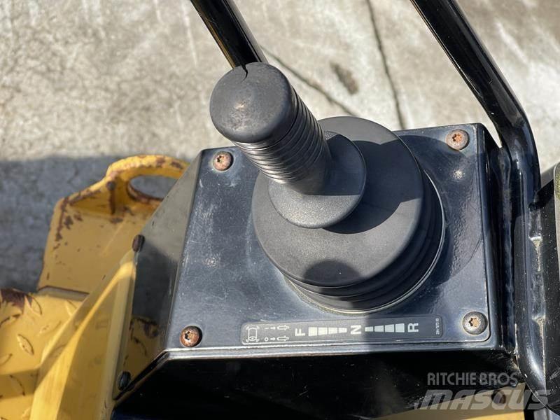 CAT CB 24 Котки тротуарні