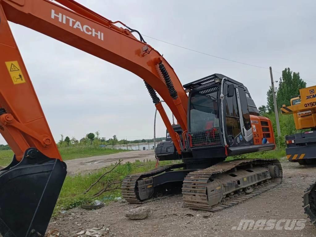 Hitachi ZX210 Гусеничні екскаватори