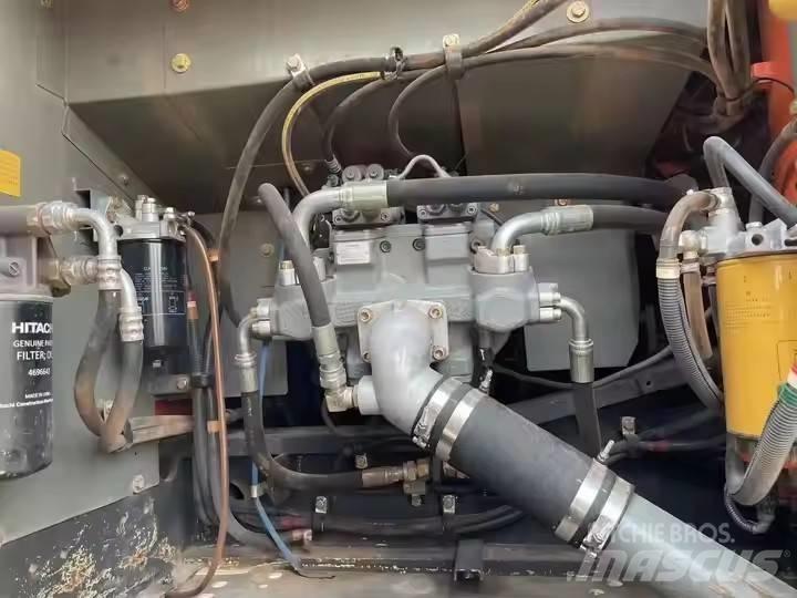 Hitachi ZX 250 Гусеничні екскаватори