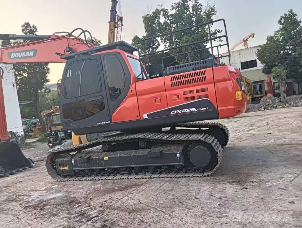 Doosan DX 225 LC Гусеничні екскаватори