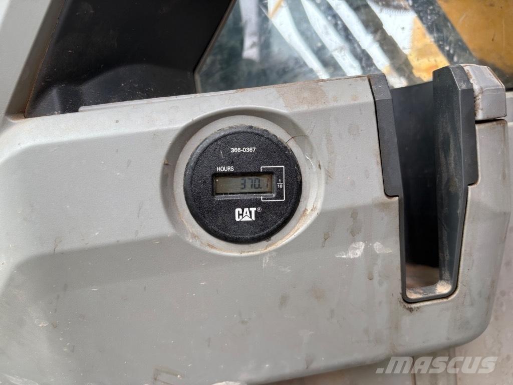 CAT 323 F L Гусеничні екскаватори