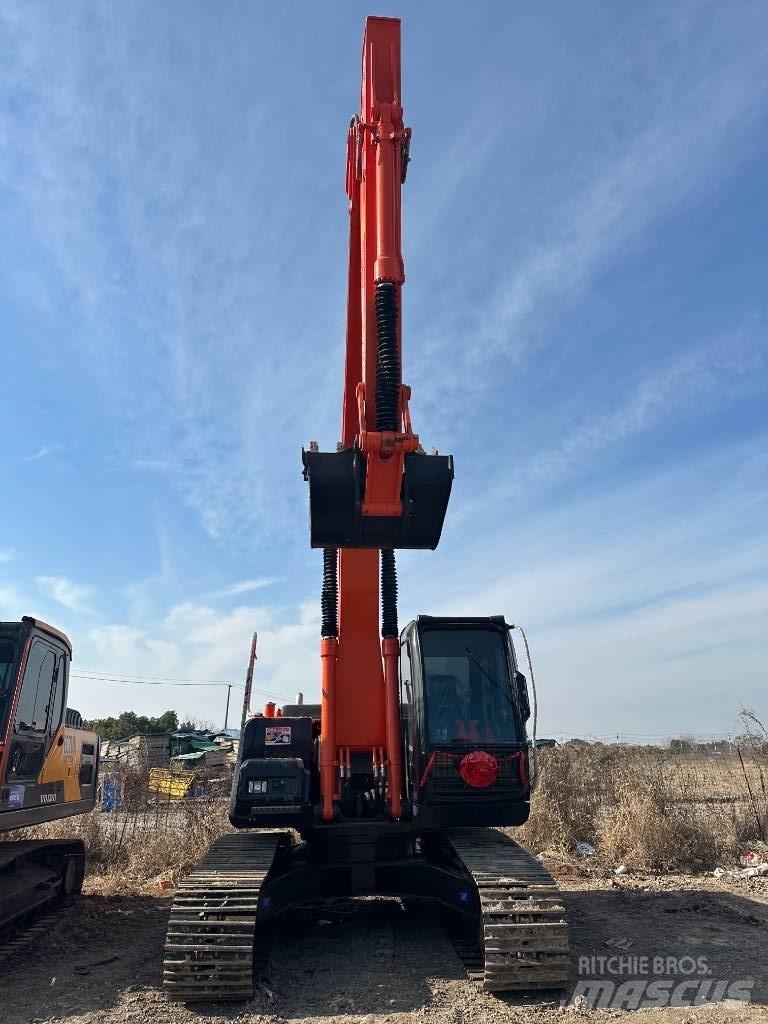 Hitachi ZX 200 Гусеничні екскаватори