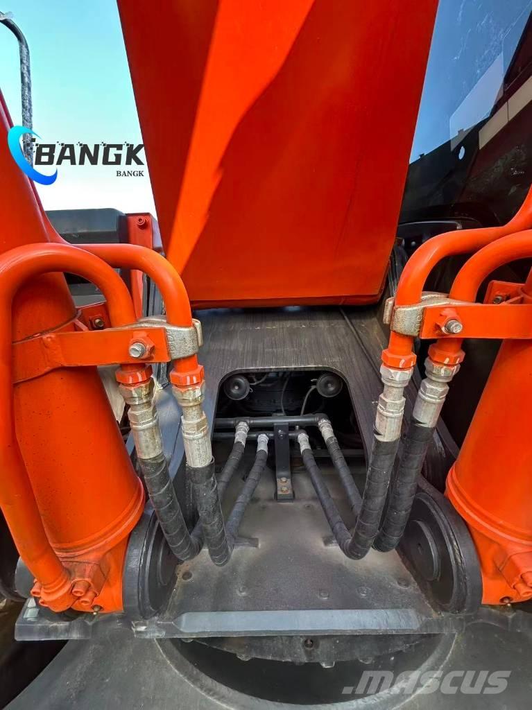 Hitachi ZX 240 Гусеничні екскаватори