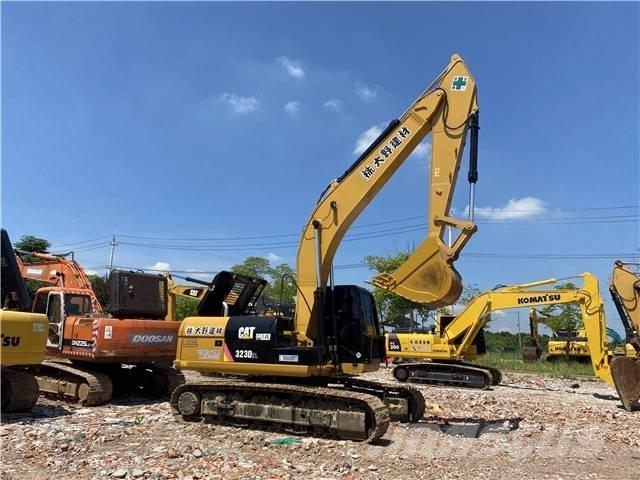CAT 323D Гусеничні екскаватори