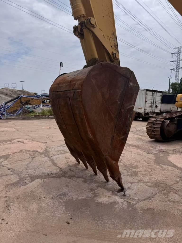 Komatsu PC 400-8 Екскаватори-амфібії