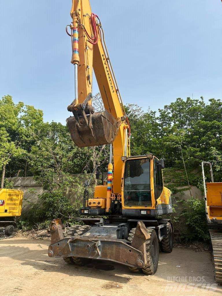 Hyundai R210W-9 Колісні екскаватори