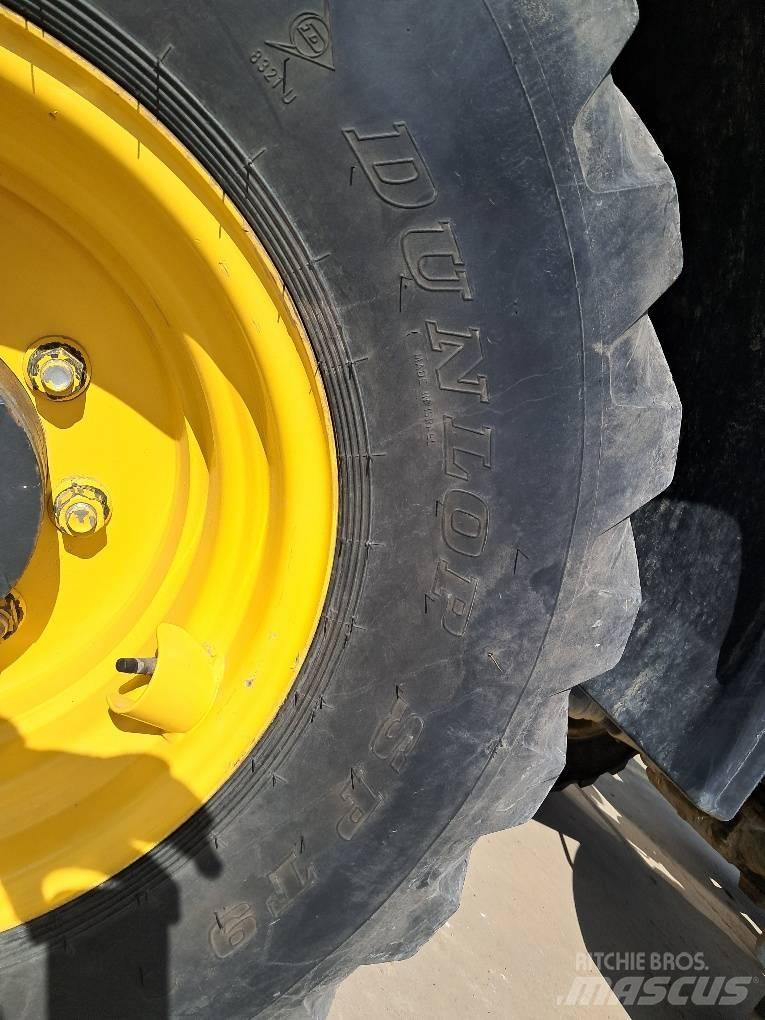 Komatsu WA100M-8 Фронтальні навантажувачі