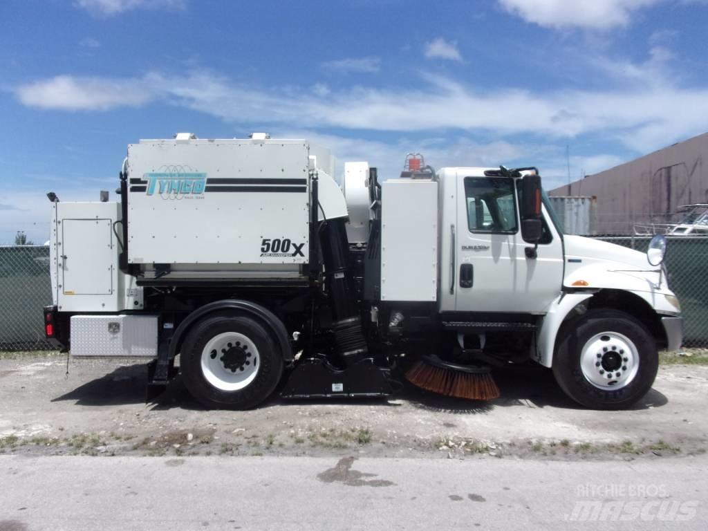 International 4300 Прибиральні машини