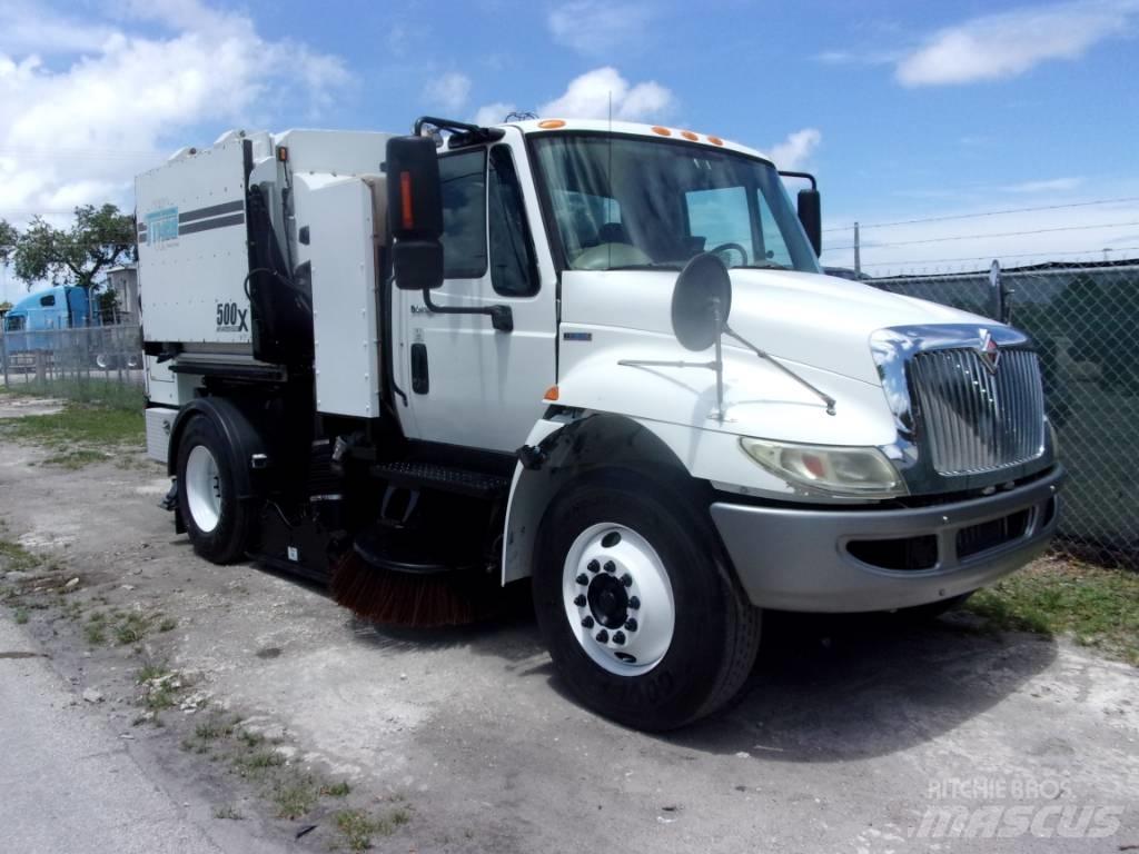 International 4300 Прибиральні машини