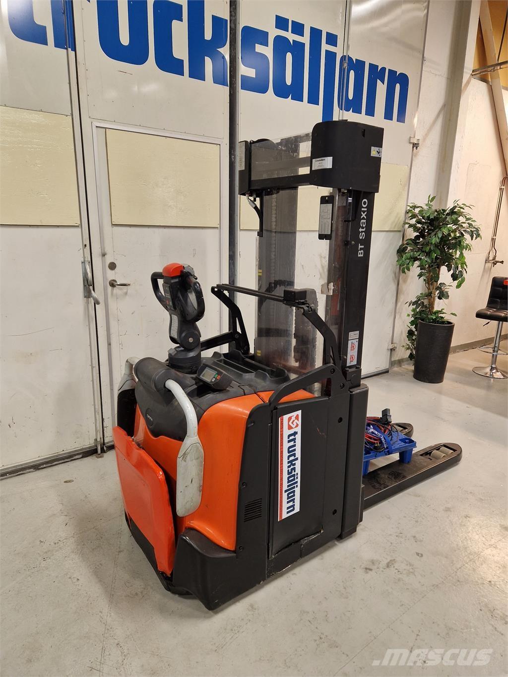 Toyota SPE160L Самохідні електроштабелери