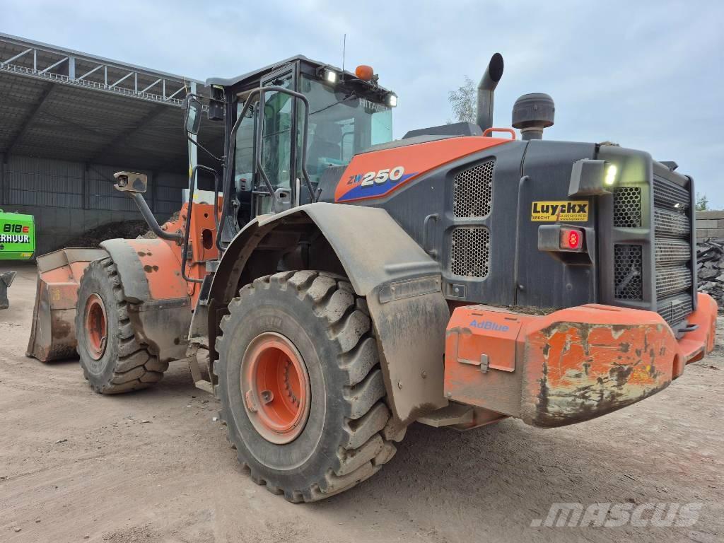 Hitachi ZW 250-6 Фронтальні навантажувачі