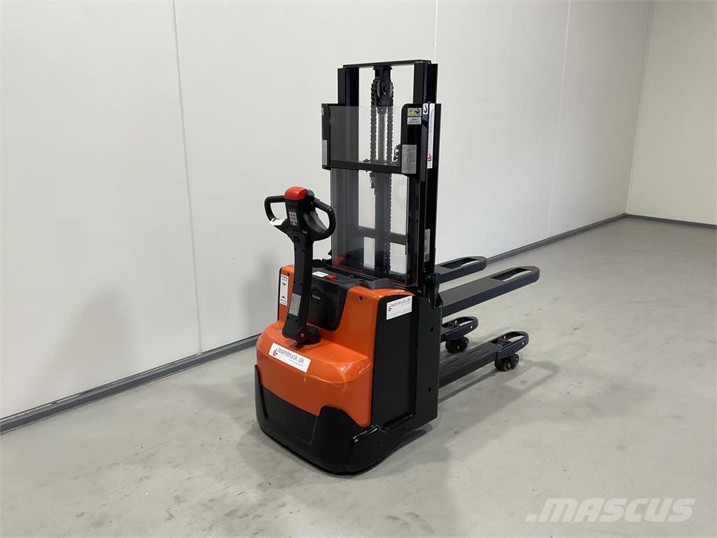 Toyota SWE200D Самохідні електроштабелери