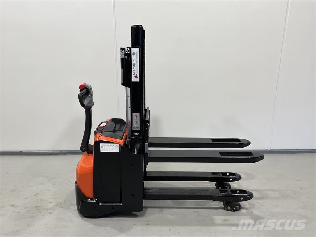 Toyota SWE200D Самохідні електроштабелери