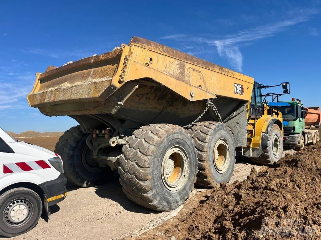 CAT 745 Зчленовані самоскиди