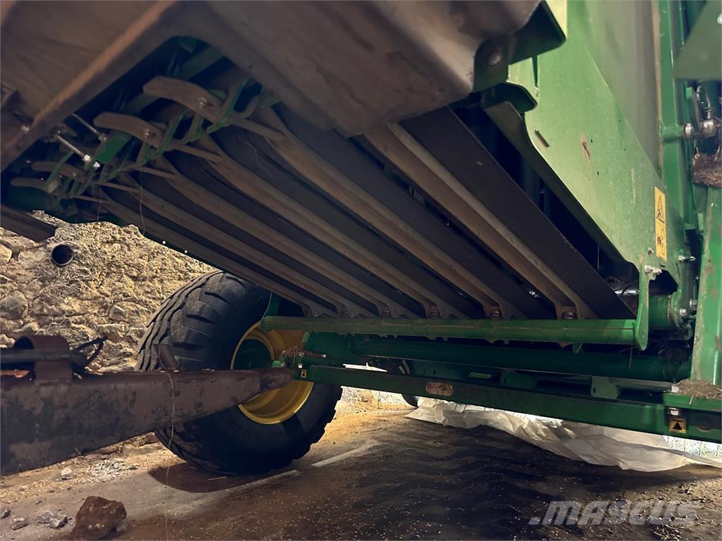John Deere V461M Рулонні прес-підбирачі