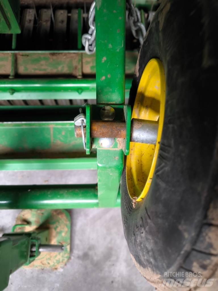 John Deere V461M Рулонні прес-підбирачі