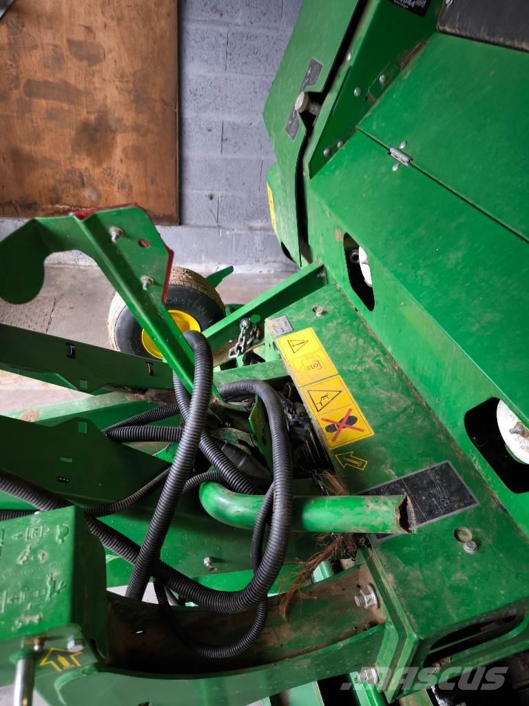 John Deere V461M Рулонні прес-підбирачі