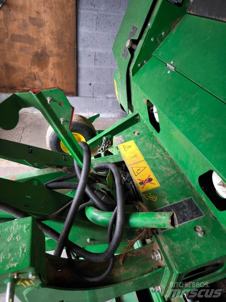 John Deere V461M Рулонні прес-підбирачі