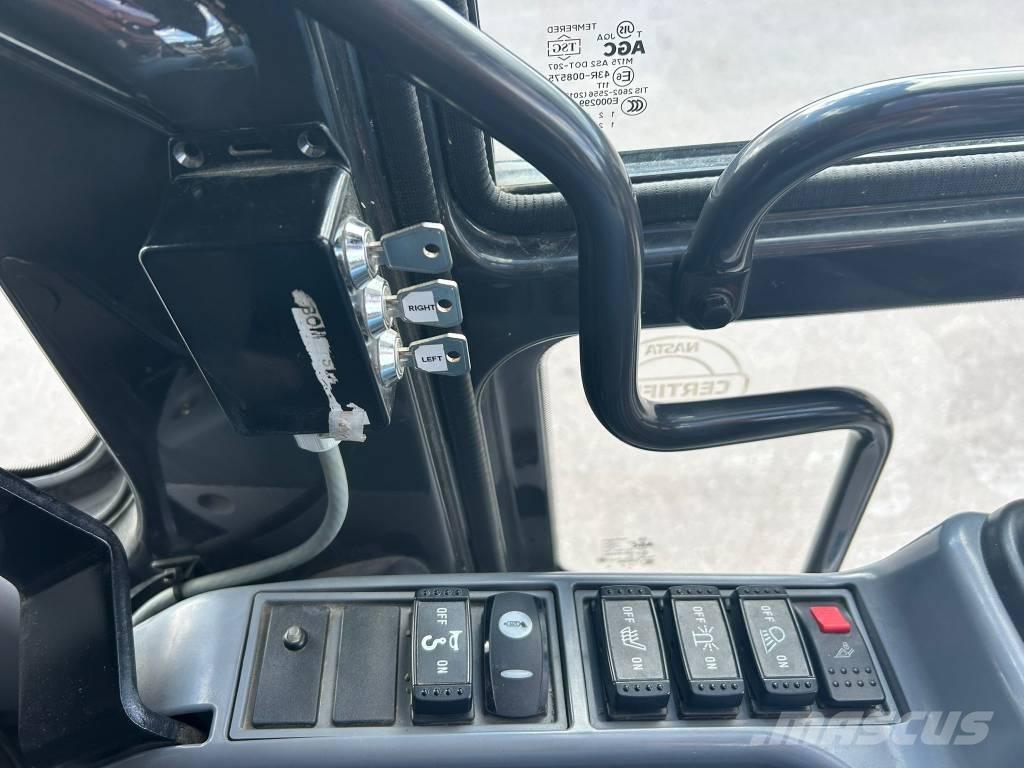 Hitachi ZX 300 LC-6 Гусеничні екскаватори