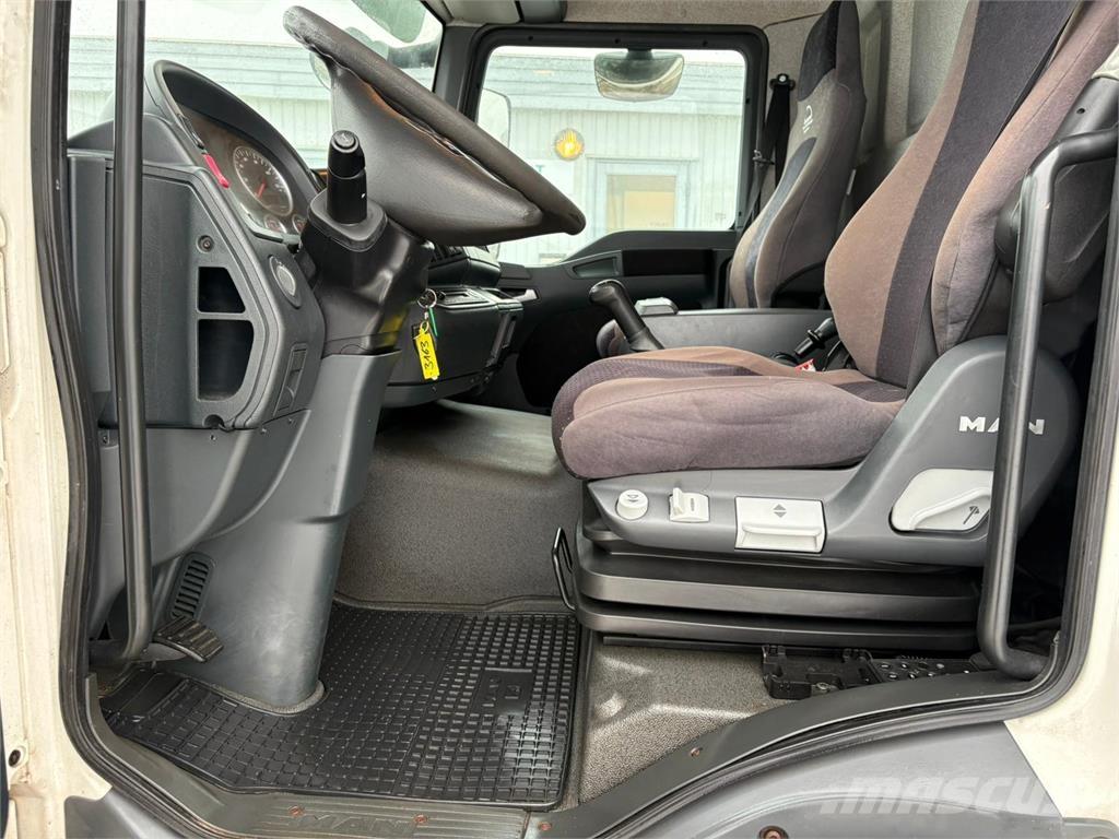 MAN 12.220 Фургони