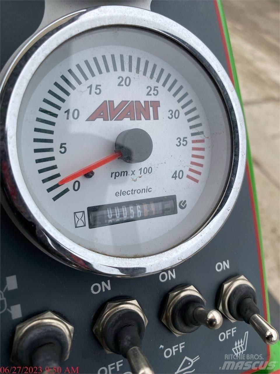 Avant 528 Фронтальні навантажувачі