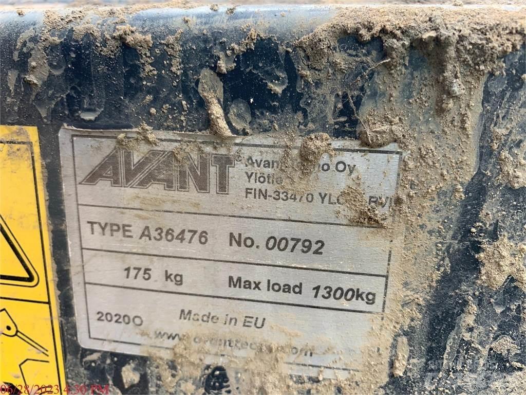 Avant 528 Фронтальні навантажувачі