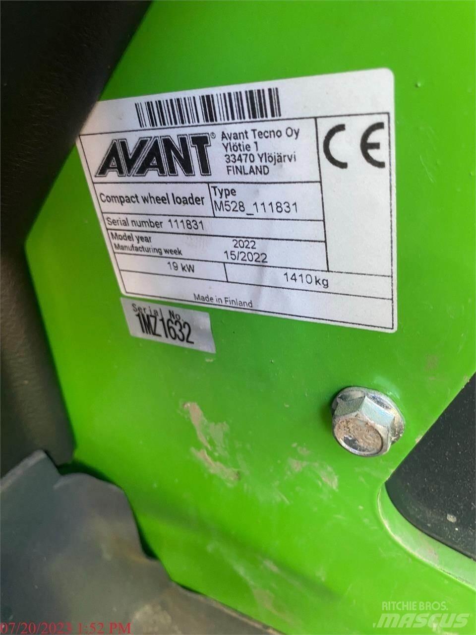 Avant 528 Фронтальні навантажувачі