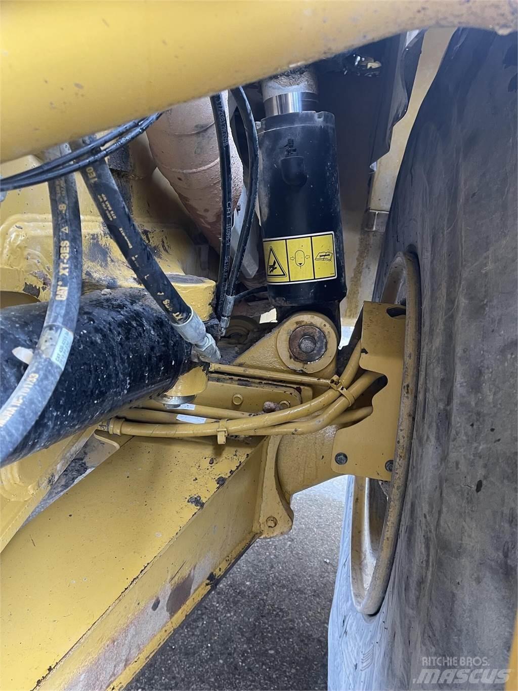 CAT 745 Зчленовані самоскиди