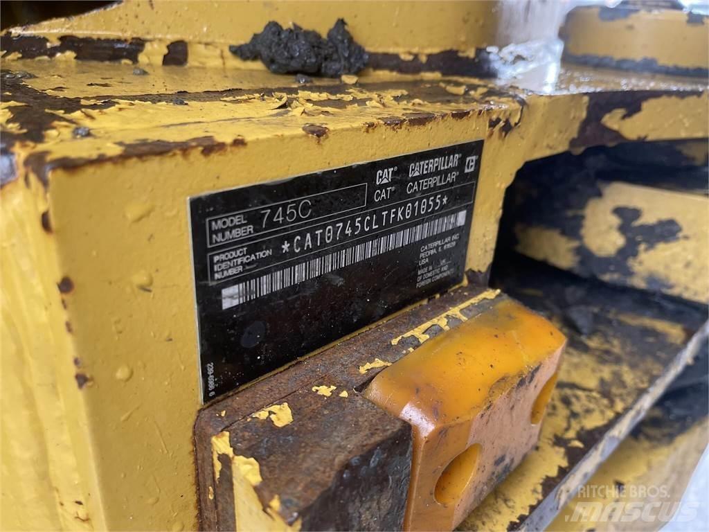 CAT 745C Зчленовані самоскиди