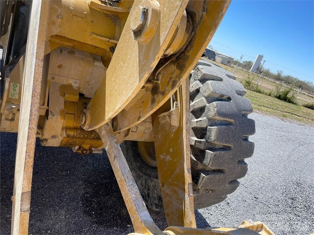 CAT 930M Фронтальні навантажувачі