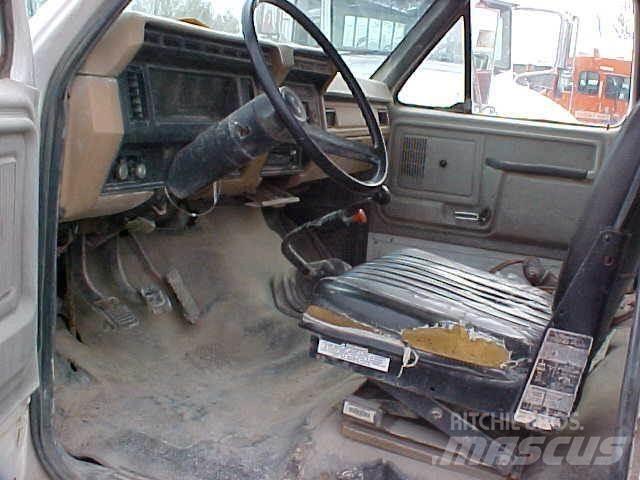 Ford F700 Вантажівки-цистерни