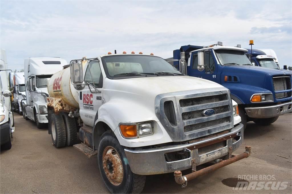 Ford F750 Вантажівки-цистерни