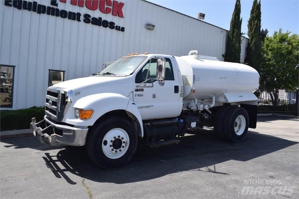 Ford F750 Вантажівки-цистерни