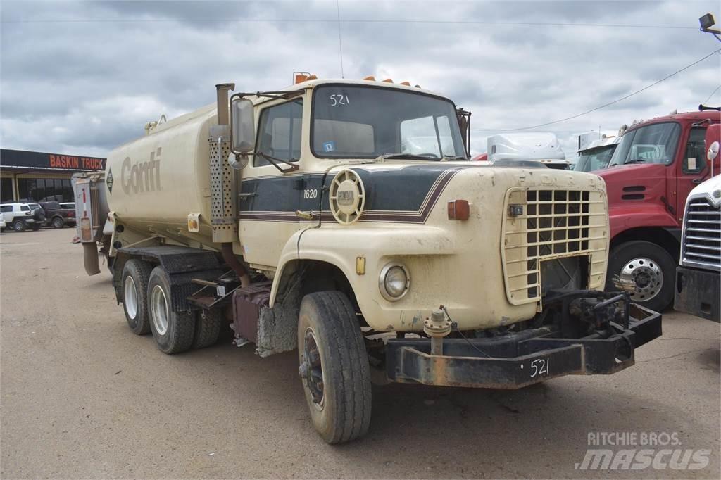 Ford L8000 Вантажівки-цистерни