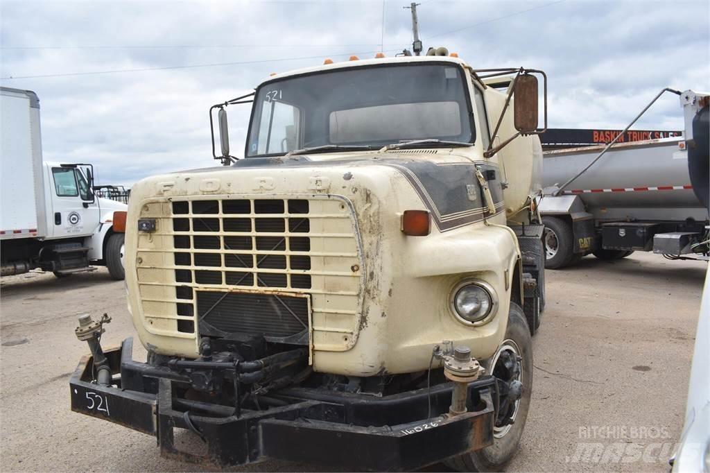 Ford L8000 Вантажівки-цистерни