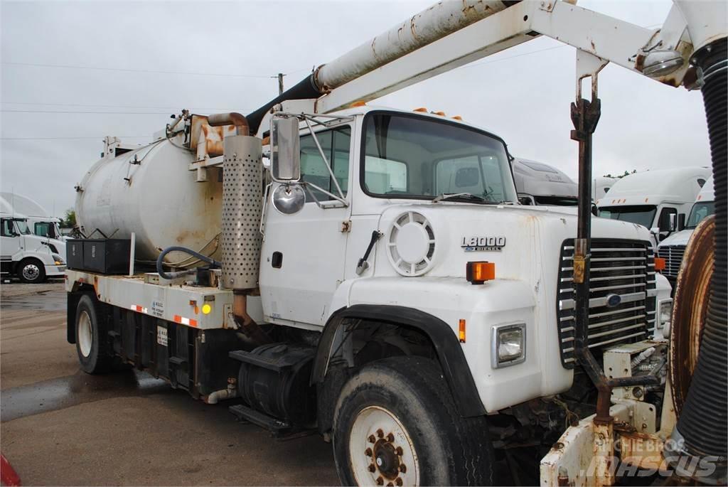 Ford L8000 Вантажівки-цистерни