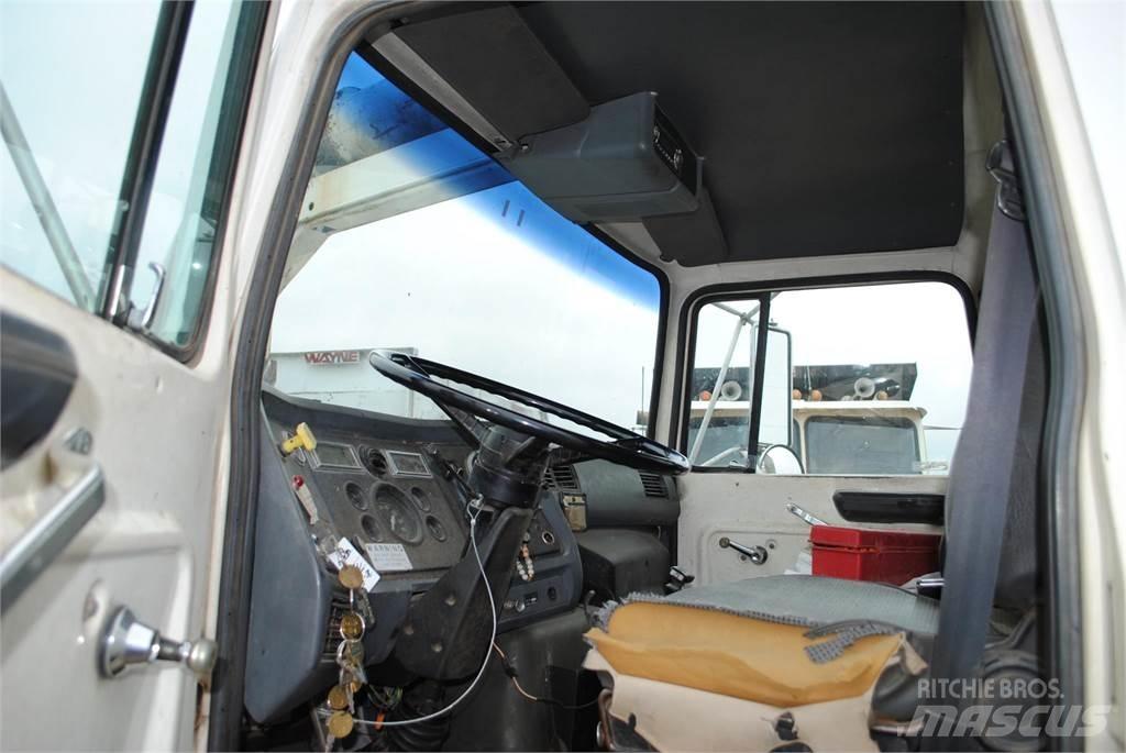 Ford L8000 Вантажівки-цистерни