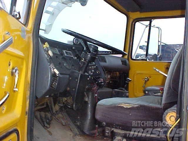 Ford L8000 Вантажівки-цистерни