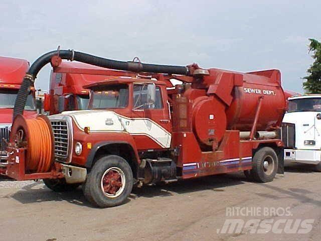 Ford L8000 Вантажівки-цистерни