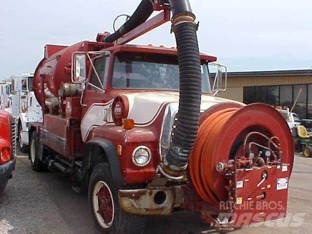 Ford L8000 Вантажівки-цистерни