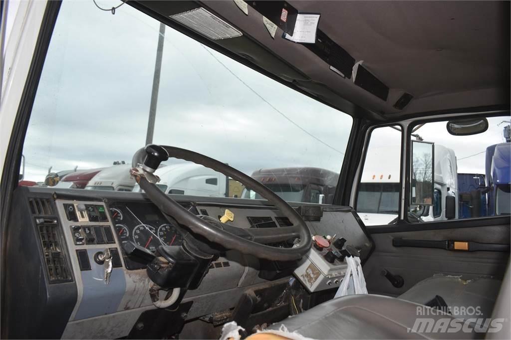 Freightliner FL70 Вантажівки-цистерни