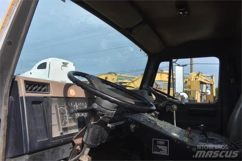 International 4700 Прибиральні машини