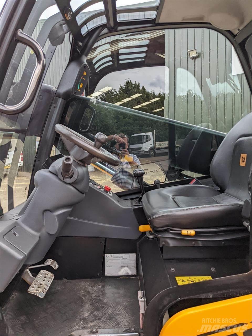 JCB 30D Телескопічні навантажувачі