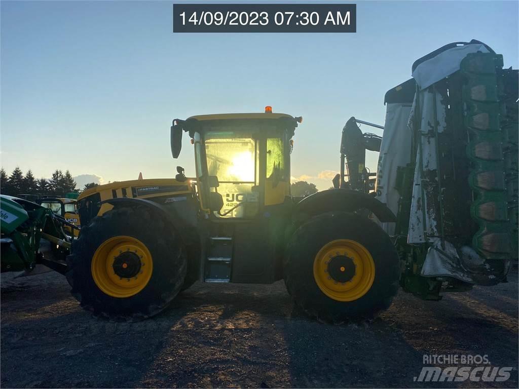 JCB FASTRAC 4220 Трактори