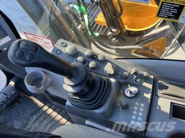John Deere 210G LC Гусеничні екскаватори