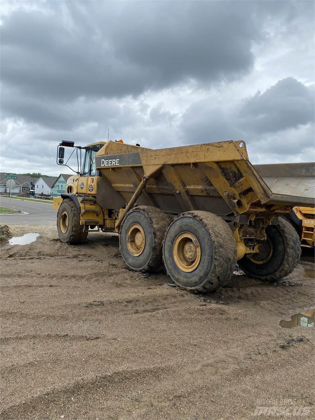 John Deere 300D Зчленовані самоскиди